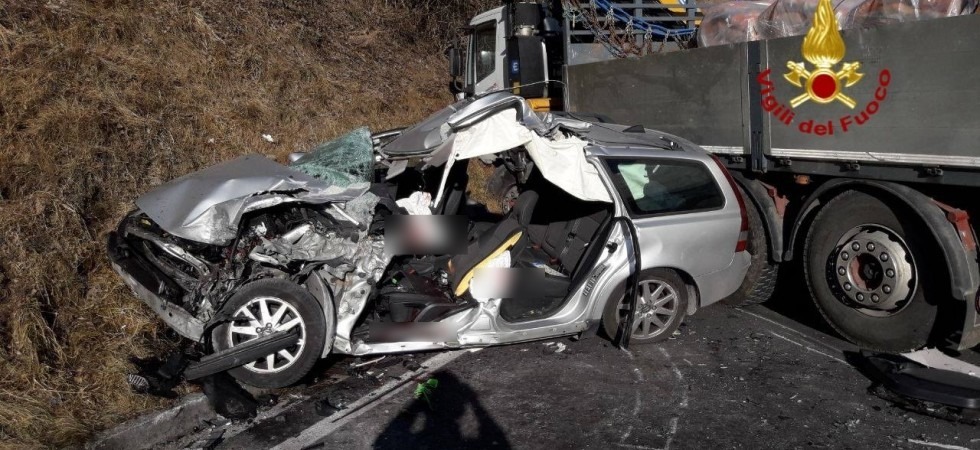Tornava a casa da moglie e figli piccoli dal turno di notte, muore a 25 anni tra le lamiere dopo lo scontro con un camion